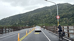 台9線馬太鞍溪鋼便橋1日上午10時起通車，設有雙向各1快車道及慢車道，速限40公里。