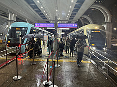 新北捷運公司表示，在淡水跨年活動等助攻下，新北捷運2025年全年度總運量突破3009萬人次，創歷史新高。圖為淡海輕軌搭乘人潮。（新北捷運公司提供）

