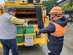 新北市政府配合中央禁止家戶廚餘養豬政策，自1日起，家戶廚餘不再區分生、熟廚餘，只要瀝乾水分後，即可一併交付垃圾車廚餘桶清運。(新北市環保局提供）

