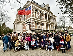 駐荷蘭代表處1日舉辦元旦升旗典禮，超過百名旅荷僑胞及留學生無畏攝氏5度低溫及風雨前往參與並高唱國歌。（駐荷蘭代表處提供）