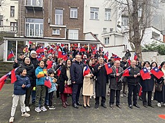 旅比僑團及僑界1日在旅比華僑中山學校舉辦元旦升旗典禮，駐歐盟兼駐比利時代表謝志偉（前排右5）致詞感謝僑胞在國際為台灣發聲。（駐歐盟兼駐比利時代表處提供）