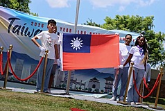 南非僑界元旦升旗典禮中，多元背景的年輕世代擔任旗手，參與中華民國國旗升旗儀式，呈現新世代參與公共事務與跨文化交流的活力。
