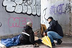 因應強烈大陸冷氣團，可能攝氏10度以下低溫，台北市政府社會局2日說，已啟動避寒服務，將加強訪
視、宣導可入住臨時避寒所，確保列冊約400名街友基本生活安全。（社會局提供）
