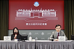 憲法法庭115年憲判字第1號判決「辯護人對羈押處分提起準抗告案」結果出爐，憲法法庭書記廳長許碧惠（左）、新聞及法治宣導處長吳定亞（右）2日下午出席記者會說明。
