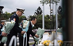 國防部長顧立雄（後）、參謀總長梅家樹上將（前）等人，2日上午前往「0102紀念專區」向殉職將士獻
花致敬。（軍聞社提供）