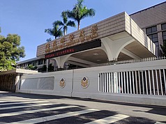 警政署表示，中國媒體近日以頭條公布立委沈伯洋相片等影像，並向外界徵求線索。警方會全面強化沈伯洋維安，並依法嚴辦在地協力者。圖為警政署大門。（警方提供/中央社）
