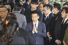 57歲余家昶在台北市隨機攻擊案中為阻擋犯嫌而喪命，告別式3日在台北市懷愛館舉行，總統府副秘書
長何志偉（中）到場，代頒贈總統褒揚令。