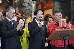 總統賴清德（中）3日下午赴台北市北投區洲美屈原宮、洲美三王宮參香，致詞時暢談政績，在場人士鼓掌致意。