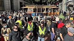 美國總統川普說明對委內瑞拉發動攻擊後，舊金山多個團體在市中心發起反戰示威。
