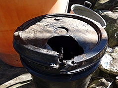 台灣黑熊入侵嘉義縣阿里山鄉達邦村一處工寮，還將儲水桶打破一個大洞。林業及自然保育署嘉義分署表示，專家推測因近日氣溫驟降，加上移動路徑經過此處，黑熊遂冒險進入人類活動範圍覓食。（林保署嘉義分署提供）