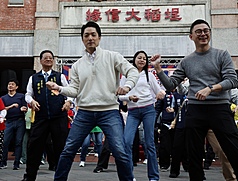 台北市長蔣萬安（前左）4日出席「舞動大稻埕．懷念金曲Agogo反詐防竊藝起來」活動，親自下場熱舞。