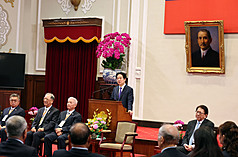 PD
賴總統接見進出口商業同業公會全國聯合會（2）
總統賴清德（後中）5日上午在總統府接見中華民國
進出口商業同業公會全國聯合會，致詞歡迎。
中央社記者郭日曉攝　115年1月5日
