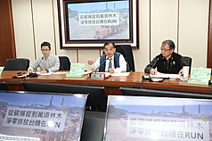 台糖公司5日舉辦「從碳捕捉到萬頃林木 淨零排放台糖在RUN」記者會，台糖副總經理曾見占（中）、秘書處長蕭光宏（右）、環境保護處淨零推動組長林宗翰（左）出席，說明台糖的減碳計畫。