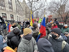 反對美國介入他國事務與支持美國行動的示威人士，持委內瑞拉國旗於法庭外聚集。