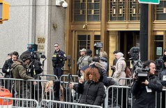 委瑞內拉前總統馬杜洛夫婦在紐約南區聯邦法院出庭，大批警力在庭外戒護。
