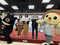 觀光署長陳玉秀（中）6日宣布，從2月6日起，全台統一超商將陸續化身為旅遊服務站。