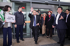 中國外交部指控日本維新會中國裔參議員石平在台灣、歷史等議題上「散布謬論」，對其採取反制措施。石平（前中）6日訪台，上午搭機抵達台北松山機場受訪表示，被中國禁止入境的他能夠進入台灣，證明台灣不是中國的一部分，中華民國和中華人民共和國完全是兩個不同的國家。