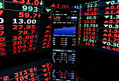 台股6日開低震盪後翻紅，終場上漲471.26點，收在最
高點30576.3點，再創台股歷史紀錄，台積電也首度站
上1700元，終場上漲35元，收在1705元。
