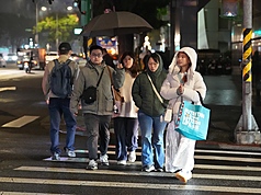 中央氣象署發布低溫特報，強烈大陸冷氣團及輻射冷卻影響，6日晚間至7日晚間，17縣市防攝氏10度以下低溫。圖為6日下班時間，台北市中山區街頭穿著羽絨外套的民眾。(圖：中央社)