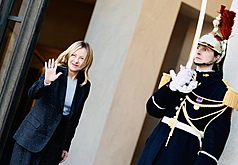 義大利總理梅洛尼6日出席在法國巴黎舉行的「志願者聯盟」峰會，會中討論保障烏克蘭問題，義大利重申不會向烏克蘭領土派出軍隊的立場。
（義大利總理府提供）