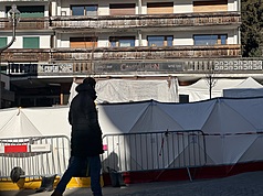 瑞士滑雪勝地克蘭蒙丹納（Crans-Montana）一處酒吧跨年夜發生火災，造成40人罹難。圖為警方在事發現場拉起封鎖線。資料照。