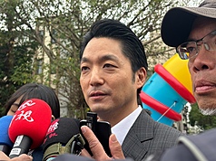 台北市長蔣萬安（左）受訪。