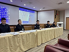 PD
空軍說明失事飛官搜救狀況
上尉飛官辛柏毅駕駛F-16V單座戰機，6日晚間7時許
於花蓮縣豐濱鄉海面失事疑跳傘逃生，空軍司令部7
日上午在花蓮空軍基地舉行記者會，說明搜救及初步
調查狀況。
中央社記者張祈攝　115年1月7日
