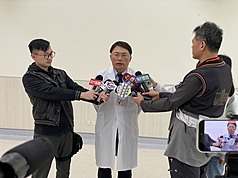 台中榮總被爆放任無照醫療器材廠商執行手術，中榮副院長李政鴻（中）7日接受媒體聯訪說明，已成立專案小組釐清真相。