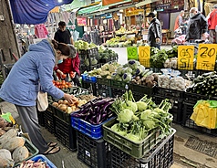 2025年台灣消費者物價指數(CPI)年增率達到1.66%，為近5年新低。圖為台北市萬華區民眾在傳統市場採買資料照。