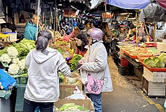 1月消費者信心指數(CCI)，總指數為67.16點，較上個月大幅上升2.86點，創9個月來最高。圖為傳統市場內聚集採買人潮。
