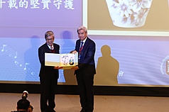 國家衛生研究院30週年院慶大會7日在竹南院區舉辦，6月將接任中研院長的前副總統陳建仁（左）應
邀出席發表演說，演講結束後由國衛院長司徒惠康（右）致贈紀念品。(圖：中央社)