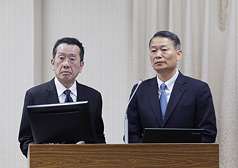 空軍參謀長李慶然中將(右)，左為國防部長顧立雄。資料照。
