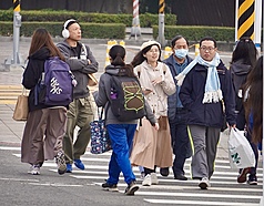 受到強烈大陸冷氣團及輻射冷卻影響，今晚至明天(9日)清晨防攝氏10度以下低溫；9日白天起冷空氣稍減弱，但夜晚及清晨仍冷，西半部要留意日夜溫差大。 (圖：中央社)