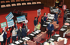在藍白席次優勢下，立法院會9日表決通過封殺新台幣1.25兆元「強化防衛韌性及不對稱戰力計畫採購特
別條例」草案付委審查。自114年12月2日起，藍白兩黨已聯手6度封殺國防特別條例。圖為朝野立委在議
場內各自舉標語、呼口號表達立場。
