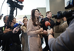 針對國民黨主席鄭麗文(中)上任後，首度規劃於農曆年前舉行「國共論壇」，外界質疑此舉是為鋪陳所謂「鄭習會」提前試水溫。圖為鄭麗文9日出席活動時媒體堵訪。