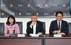 台灣民眾黨28日召開中央委員會，民眾黨主席黃國昌(右)在會中宣布新一波黨中央一級主管人事調整，創黨主席柯文哲(中)將出任「國家治理學院院長」。(中央社資料照)