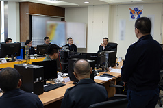 國防部長顧立雄9日赴花蓮空軍基地，了解F-16V戰機搜救進度，要求相關單位持續整合海、空與岸際能量，全力搜救。（國防部提供）