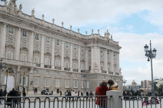 西班牙當局今天(15日)公布數據顯示，2025年造訪西班牙的外國旅客達到創紀錄的9700萬人次，這也是該國外國旅客人數連續第二年創下新高。圖為西班牙馬德里王宮。(資料照/中央社)
