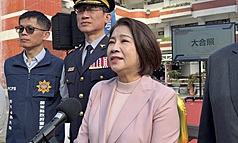 屏東縣長周春米（前）10日表示，財政收支劃分法修正後，屏東相關補助款減少新台幣約40億元，營養午餐是否免費需要審慎評估。
