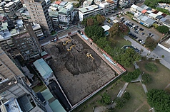 內政部國土署今天(28日)表示，已確認朝向中央的「內政部及環境部GPS系統」，與「地方政府自建GPS系統」雙軌並行機制辦理，以利清運車輛更具彈性，回應地方需求。圖為位於台北市北投區的
中華經濟研究院興建院舍大樓工程。
