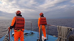 空軍第五聯隊上尉飛官辛柏毅6日晚間駕駛F-16V戰機夜訓時失聯。海陸空搜救行動未中斷，海巡署持續在海域搜尋。