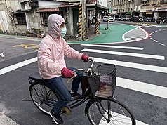 大陸冷氣團影響來襲，台北市士林區街頭單車騎士特別加強防寒保暖。
