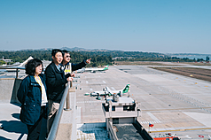 交通部長陳世凱（左2）10日前往視察金門機場，聽取民航局簡報機場空側道面整建工程規劃情形。（交通部提供）