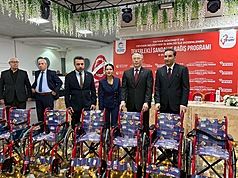 台灣捐贈輪椅給土耳其身障兒童，駐土耳其代表黃志揚（右2）、土耳其國會議員畢黎紀（Bilal Bilici）（右1）、吉漢（Ceyhan）代理市長尤迪茲（Sevil Aydar Yildiz）（右3）9日共同出席捐贈儀式。
（駐土耳其代表處提供）
