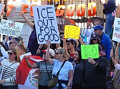 明尼蘇達州37歲女性古德（Renee Good）近日遭移民暨海關執法局（ICE）探員槍擊事件延燒，洛杉磯民眾發起「ICE永遠滾蛋」（ICE Out For Good）示威。