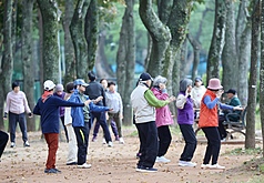 中央氣象署表示，北部氣溫回升，高溫約19至21度。圖為台北市萬華區民眾在公園運動。資料照片。