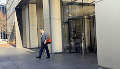 台灣民眾黨主席黃國昌12日率團訪問華府，接連拜會白宮國安會與AIT華盛頓總部。圖為黃國昌步出AIT總部大樓。