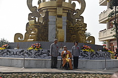 曾被聘為總統府無給職顧問的混元禪師（中）13日安詳圓寂，享壽82歲。圖為混元禪師2019年間參加易經大學唯心聖教八卦聖城九龍柱落成典禮時畫面。（南投縣政府提供）