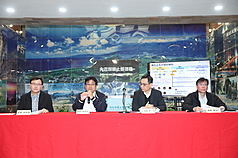 內政部14日下午在國土管理署召開「加速營建剩餘土石方去化」記者會，國土管理署署長吳欣修（左2）說明土石方最終去處規劃方案，包括源頭減量、土石方流向追蹤及擴增去化管道等措施。右2為副署長朱慶倫、左1為內政部參事蔡長展、右1為營建管理組組長李守仁。