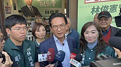 民進黨台南市長初選15日確定由立委陳亭妃出線，競爭對手林俊憲（前中）表示，是自己個人努力不夠；但接下來大選會支持陳亭妃，籲支持者不要失望，唯有團結才能勝選。

